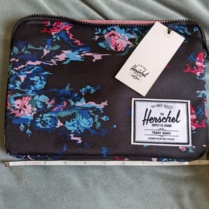 Herschel Supply Anchor Sleeve in Floral